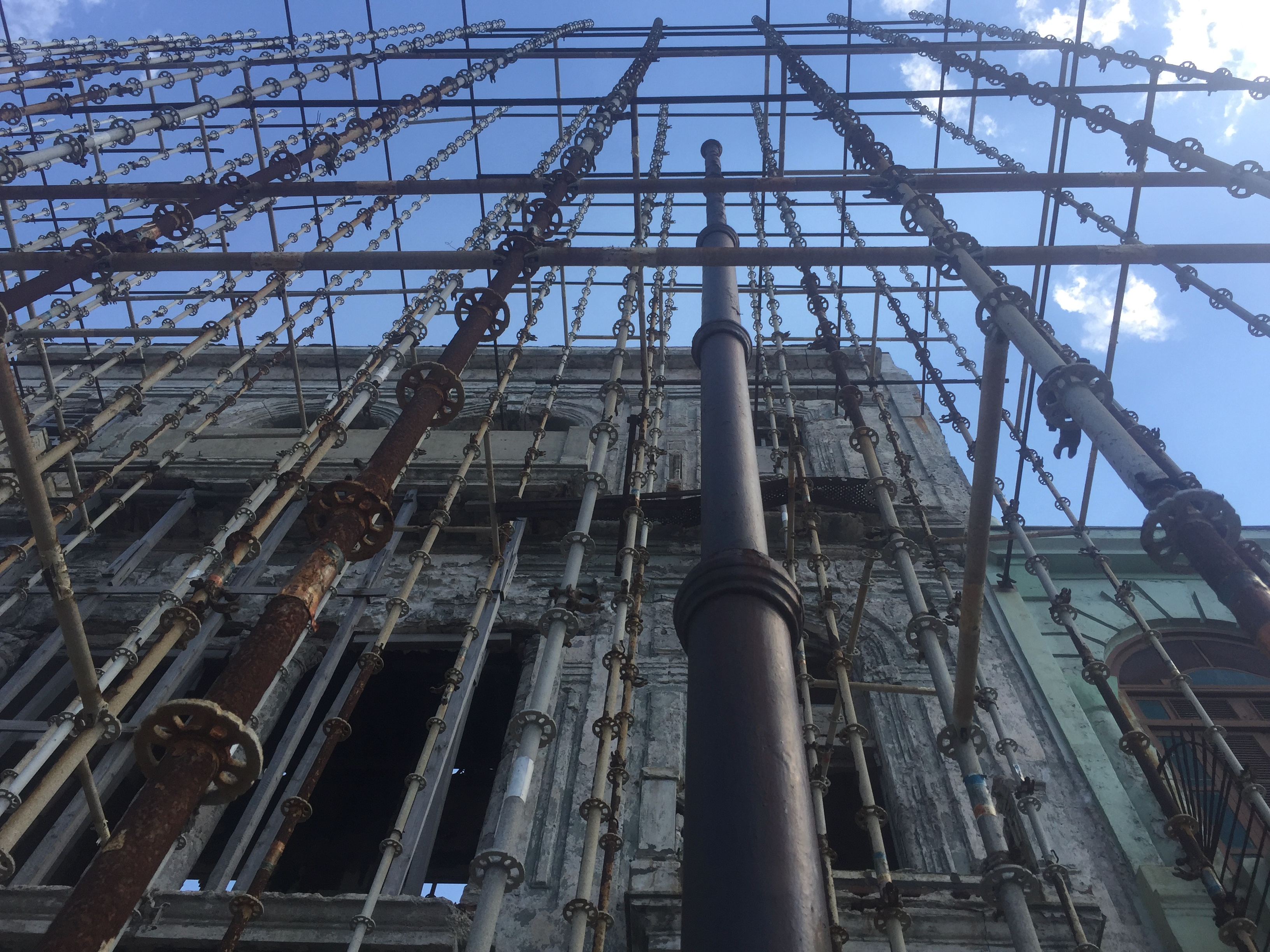 scaffolding in Havana, 2017